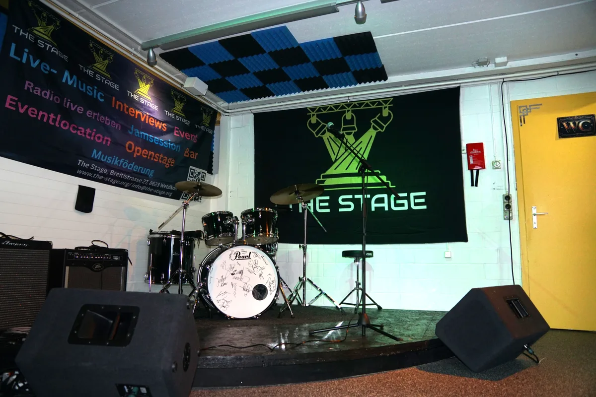 Die Interviewgäste, die zuvor im Radiostudio zu Gast waren, können anschliessend auf der Bühne auftreten und sich dem Publikum präsentieren. Betschi in seinem neuen Studio am Rande von Wetzikon